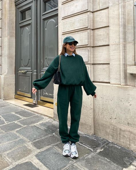 María Valdés on Instagram: “Total look from @storets #marvaldelXstorets #storets #storetsOnMe Ad*” Forest Green Outfit, Casual Oversized Outfits, Green Joggers Outfit, Printed Tshirt Outfit, Styling Caps, Styling Sweaters, Boutique Trends, Winter Fashion Outfits Casual, Oversized Outfit