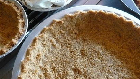 A rich buttery crust that's perfect for just about any sort of cream or custard filling. It's also perfect for cheesecakes. Walnut Pie Crust, Oatmeal Pie Crust, Walnut Crust, Walnut Pie, Biscuits Graham, Graham Cracker Crust Pie, Homemade Graham Crackers, Gluten Free Pie, Blueberry Desserts