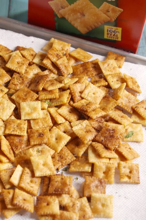 Cheez-It Crack Is This Football Season's New Chex Mix Seasoned Cheese Its, White Cheddar Cheez Its, Seasoned Cheese It Crackers, Seasoned Cheez Its, Cheese Its Recipe Snacks, Cheezit Recipe, Homemade Cheez Its, Halloween Food Snacks, Party Mix Snacks