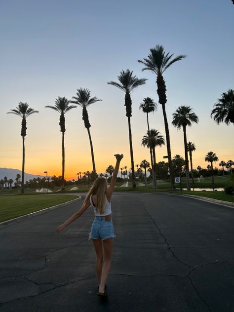 Palm Desert Aesthetic, Palm Springs Picture Ideas, Palm Springs California Outfits, Palm Springs Outfit Ideas, Cali Pics, Palm Springs Photoshoot, Spring Picture Ideas, Palm Springs Outfit, Palm Springs Aesthetic