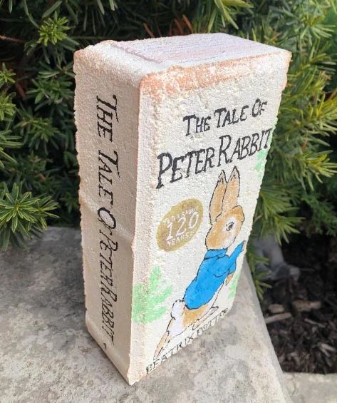 Book Pavers, Book Garden, Crafts With Bricks, Paint Bricks For Garden, Brick Book, Book Bricks Diy, Diy Brick Books, Book Bricks, Diy Secret Garden