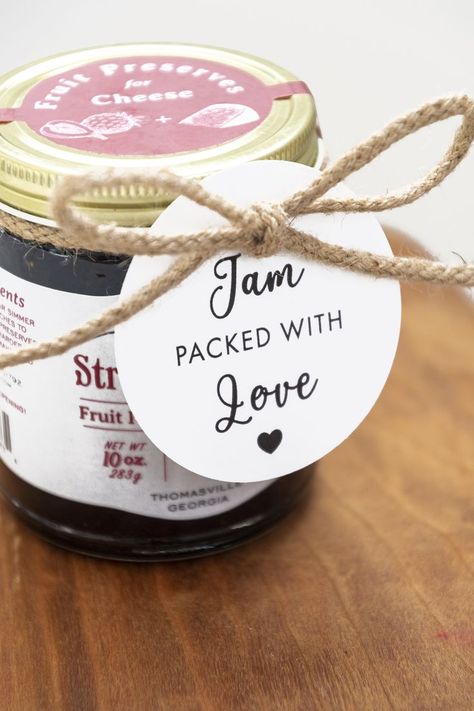 Free Printable Bridal Shower Favor Tags. Jam Packed with Love Gift Tags for Weddings. #jam #weddings Jam Thank You Gifts, Jam Favours Wedding, Wedding Jam Favors, Causal Wedding, Blueberry Wedding, Bridal Shower Wine Theme, Jam Wedding Favors, Jar Desserts, Jam Favors