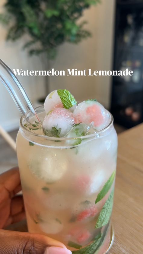 Watermelon Mint Lemonade, Copycat Chick Fil A, Iced Drinks Recipes, Mint Lemonade, Drink Recipes Nonalcoholic, Watermelon Mint, Refreshing Drinks Recipes, Homemade Drinks, Healthy Drinks Recipes