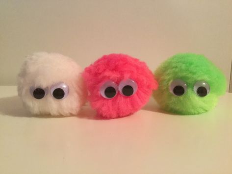 I made Pom Pom buddies! Super easy and super cute! You just need pom poms and craft eyes! Crafts With Googly Eyes, Googly Eyes Crafts, Googly Eye Crafts, Drawing Stickers, Craft Eyes, Warm Fuzzies, Googly Eyes, Art Idea, Bracelet Ideas