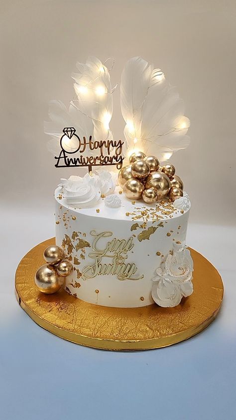 White And Gold Anniversary Cake, White And Gold Cake Simple, 50th Anniversary Cakes Gold, Simple Elegant Cake Designs, Gold Cake Ideas, 10th Anniversary Cake, Sparkly Birthday Cake, Gold Anniversary Cake, Simple Elegant Cakes