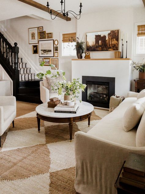 Cozy Cottage Living Room, Faux Stone Panels, Cottage Rugs, Cottage Living Rooms, Traditional Interior Design, Cottage Living, Decor Home Living Room, Holiday Home Decor, Cottage Homes