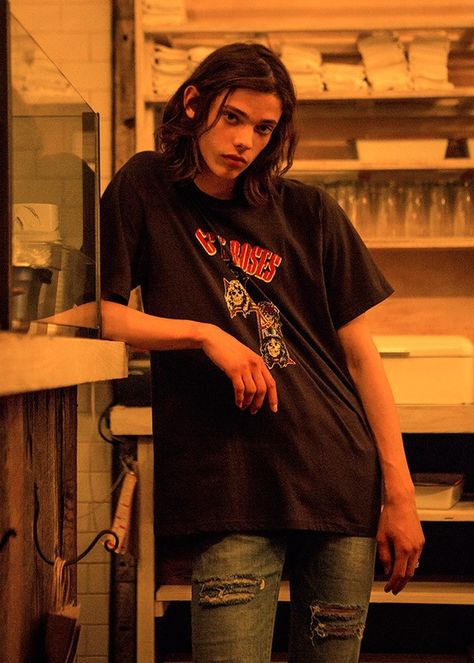 Erin Mommsen for Andersson Bell Spring Summer 2016 Erin Mommsen, Aesthetic People, Poses References, Jane Birkin, Estilo Punk, Pose Reference Photo, Alexa Chung, Grunge Hair, Long Hair Styles Men