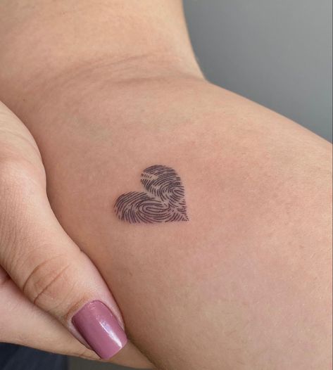 Tattoo Heart Fingerprint, Fingers Print Tattoo, Fingerprint Love Heart Tattoo, Finger Print Flower Tattoo, Finger Print Heart Tattoos, Finger Print Tattoo Memorial, Heart Fingerprint Tattoo, Finger Print Tattoo Ideas, Thumb Print Tattoo