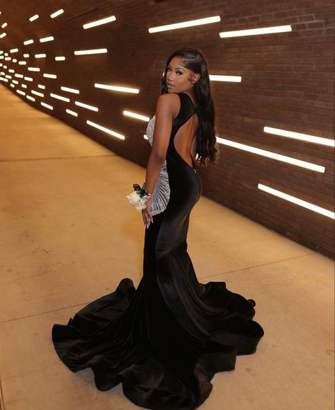 Prom Poses Individual Women, Prom Poses Single Black, Prom Picture Poses Black Women, Prom Poses Single Black Women, Prom Poses Individual, Prom Picture Poses Single, Prom Photoshoot Ideas Single, Prom Poses Single, Solo Prom Poses