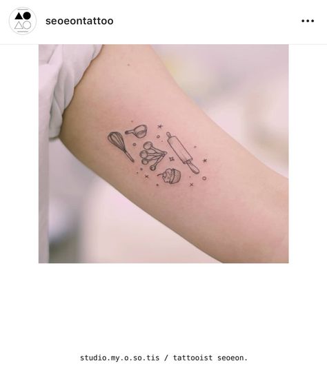 @seoeontattoo @studio.my.o.so.tis cooking/chef #tattoo Matching Cooking Tattoos, Chef Hat Tattoo Ideas, Tiny Chef Tattoo, Minimalist Baking Tattoo, Cute Chef Tattoo, Cute Baking Tattoos, Baking Tattoos For Women, Small Baking Tattoo, Tiny Cupcake Tattoo