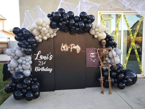 Chiara Walls With Balloons, Balloon Backdrop Ideas, Balloon Arch Backdrop, Balloon Halloween, Couples Dinner, Halloween Balloon, Wood Butterfly, Halloween Balloons, Arch Backdrop