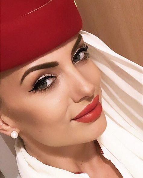 crewroom (@crew.room) • Fotos y videos de Instagram Cabin Crew Makeup, Emirates Airline Cabin Crew, Airline Attendant, Aviation Mechanic, Emirates Flights, Emirates Cabin Crew, Airline Cabin Crew, Airline Uniforms, Flight Attendant Fashion