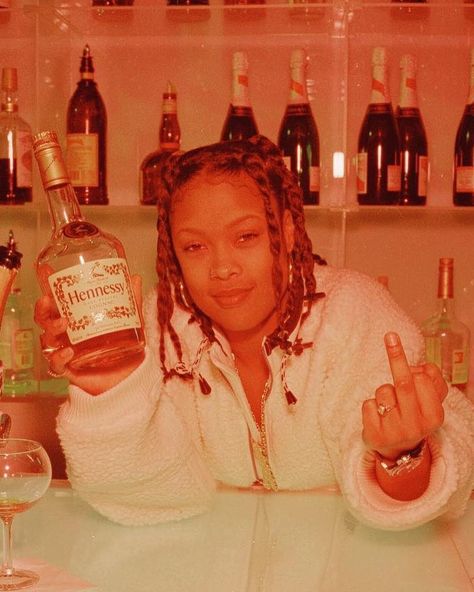 Da’ Brat on set of “Crush On You”  1997 🎞 Da Brat 90s, 90s Female Rappers, History Of Hip Hop, Boyish Girl, Tupac Wallpaper, 90s Rappers, Da Brat, 90s Hip Hop Fashion, Girl Braids