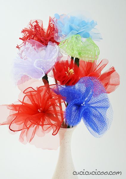 Come riciclare il tulle dei confetti: Fiori fai da te! - Cucicucicoo Easy Fabric Flowers, Flower Fabric Pattern, Diy Tulle, Making Fabric Flowers, Flowers Craft, Different Types Of Flowers, Fabric Flower Tutorial, Spring Projects, Tulle Flowers