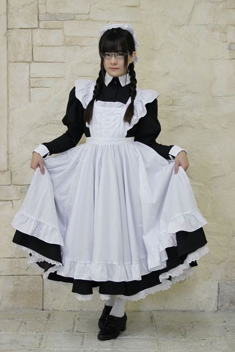 Maid Dress Pose, Maid Pose, Maid Dress Uniform, Maid Uniform, Anime Maid, Maid Outfit, Maid Dress, Gothic Lolita, Model Poses