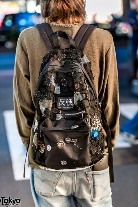 Japanese Punk, Punk Fashion Diy, Punk Style Outfits, Crust Punk, Backpack Decoration, Grunge Streetwear, Hysteric Glamour, Looks Street Style, Bounty Hunter