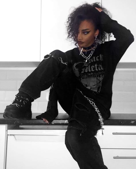 Black Goth Photoshoot, Afro Liberty Spikes, Trade Goth Outfit, Black Alt People, Hot Alternative Woman, Alternative Outfits Black Women, Afro Goth Women, Punk Black Women, Alternative Cowboy