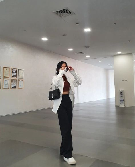 Outfit Inspo For Art Gallery, Outfit Ideas For Art Gallery, Outfit For Museum Date, Art Gallery Outfit Casual, Light Brown Trousers Outfit, Art Gallery Outfit Ideas, Art Gallery Date Outfit, Ethereal Instagram, Outfit For Short Girl