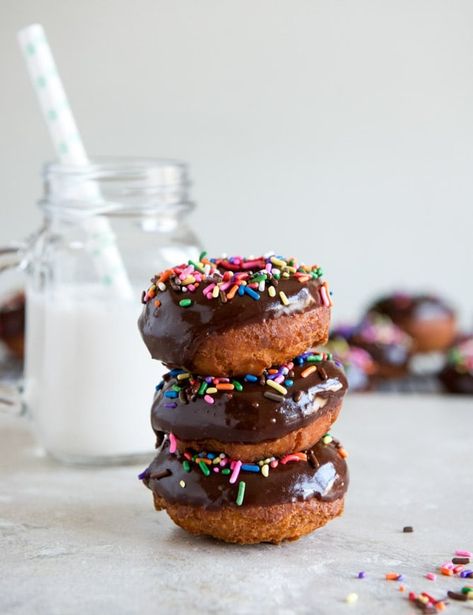 Chocolate Frosted Cake Donuts I howsweeteats.com Old Fashioned Donut Recipe, Chocolate Frosted Cake, Chocolate Sprinkle Donut, Donuts Photography, Donut Tree, Old Fashioned Donut, Homemade Chocolate Frosting, Frosted Cake, Doughnut Holes