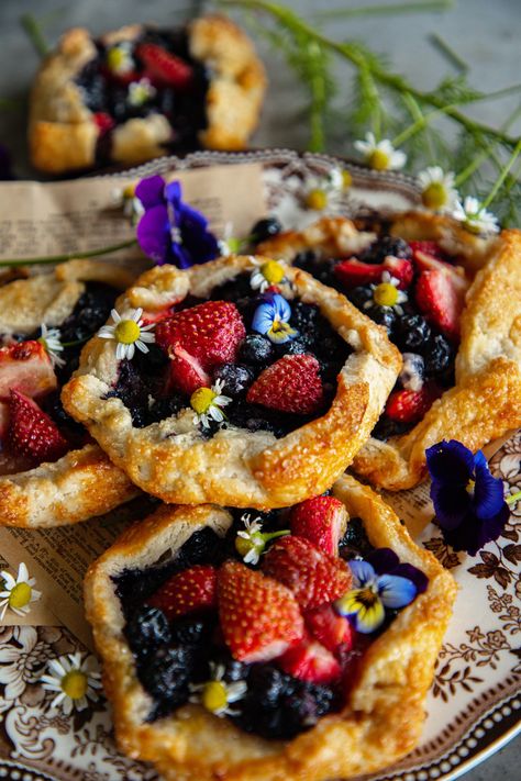 Fruit Dinner Ideas, Picnic Baking, Summer Solstice Desserts, Summer Bakery Treats, Summer Baking Recipes Healthy, Summer Berry Desserts, Summer Dinner Party Desserts, Cottage Baking, Baking Recipes Summer