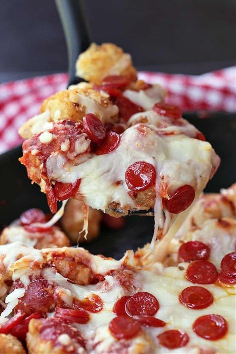 Tater Tot Pizza, Tot Nachos, Tater Tot Nachos, Pizza Nachos, Drinks And Snacks, Tater Tots, Pizza Pizza, Pizza Night, Baseball Game