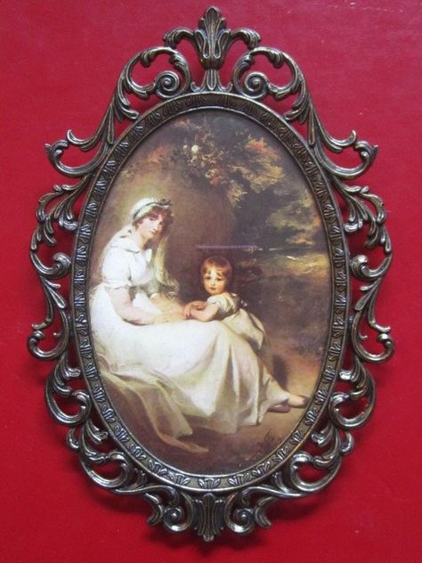 Victorian Oval Frame, Vintage Circle Frame, Home Entrance Decor Modern, Home Decorating Styles, Frame Inspiration, Ornate Picture Frame, Victorian Picture Frames, Ornate Frames, Poster Graphic Design