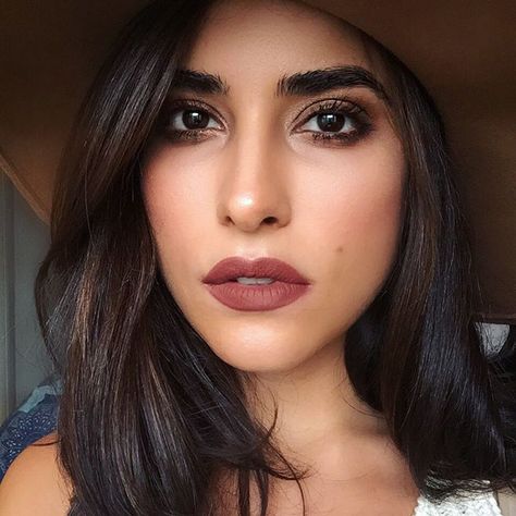 “It's Makeup Monday & sultry brown hues got me feeling fall inspired. 🍂🍁 (Decided to skip contouring and strobe on a little faux glow ✨) #lapallette…” Bayalage Light Brown Hair, Smoky Brown Eye Makeup, Sazan Hendrix, Makeup Monday, Fall Makeup, Light Brown Hair, Makeup For Brown Eyes, Hendrix, Artistry Makeup