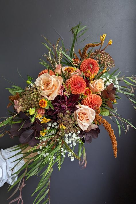 Autumn Color Flower Arrangements, Floral Recipes Flower Arrangements, Autumn Dahlia Bouquet, Orange Purple Flower Arrangements, Autumn Flower Installation, Autumn Cascade Bouquet, Floral Recipes, Pretty Bouquets, Houseplant Collection