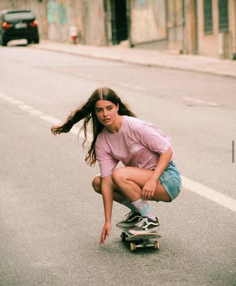 Skateboarding Reference Pose, Skating Poses Skateboard, Skate Board Pose Reference, Person Skateboarding Reference, Skater Poses Reference, Senior Skateboard Pictures, Skateboard Senior Photos, Skateboard Photoshoot Ideas, Skater Girl Photoshoots