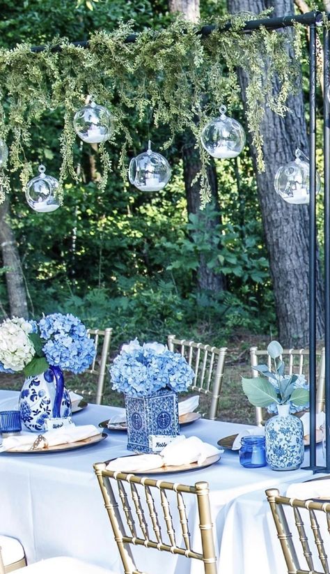 Blue Garden Party Decorations, Hampton Party Theme, Hamptons Theme Party, Blue And White Grad Party, Blue And White Party Decorations, Blue And White Birthday Party, Talavera Party, Bridal Picnic, Blue And White Party