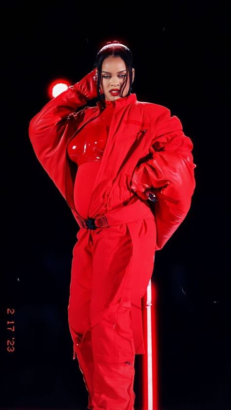 Rihanna Iconic Outfits, Rihanna Superbowl 2023, Rihanna Posters, Rihanna Red Dress, Rihanna Icon, Rihanna Birthday, Rihanna Superbowl, Rihanna 2000's, Rihanna Concert