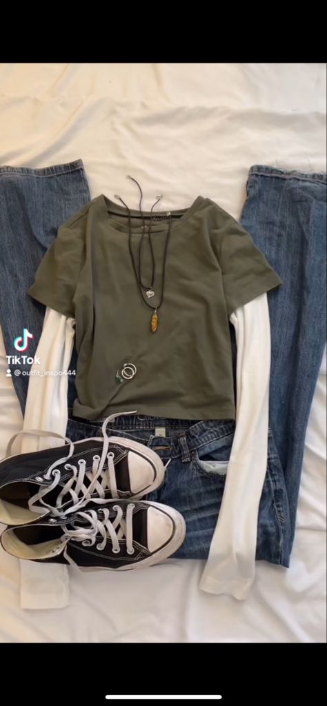 Bi Girl Outfit, Downtown Girl Shirts, Bi Outfits Aesthetic, Bi Girl Aesthetic Outfit, Bi Aesthetic Outfits, Basic Grunge Outfits, Bi Outfits, Simple Grunge Outfits, Gray Shirt Outfit