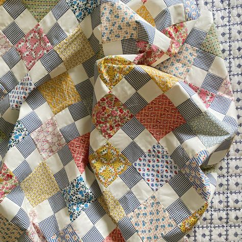 Four Patch Quilt Ideas, Scrap Quilts Ideas, King Size Quilt Patterns, Basic Quilt Patterns, Scrappy Quilts Ideas, Simple Patchwork Quilt, Charm Pack Patterns, Creative Quilts, 16 Patch Quilt