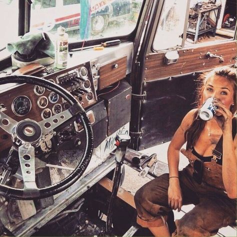 Mechanics Aesthetic, Women Truck Driver, Female Trucks, Woman Mechanic, Girl Mechanics, Mechanic Tattoo, Diesel Mechanics, Women Trucker, Peterbilt Trucks