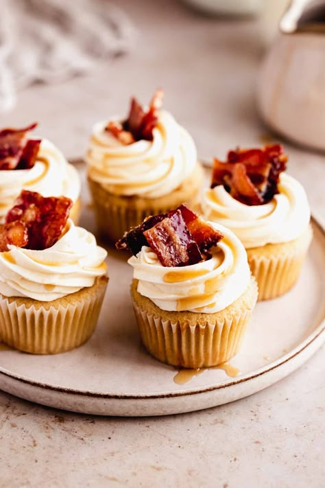 Maple Bacon Frosting, Maple Bacon Pancake Cupcakes, Maple Bacon Cupcakes Cake Mix Recipe, Maple Pancake Cupcakes, Maple Bacon Cupcakes Recipe, Maple Bacon Bourbon Cupcakes, Pancake Cupcakes Recipe, Brunch Cupcake Ideas, Maple Cupcakes Recipe