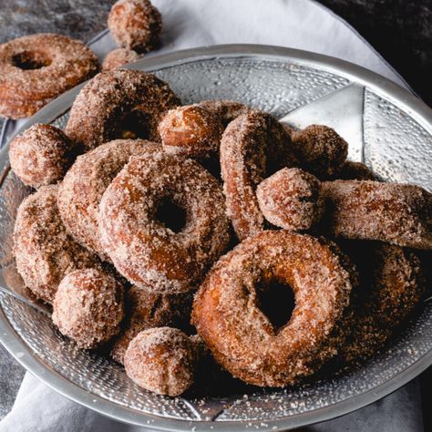 Old-Fashioned Apple Cider Donuts - State of Dinner Cider Donuts Recipe, Apple Cider Donuts Recipe, Cake Donuts Recipe, Homemade Donuts Recipe, Apple Cider Recipe, Donuts Recipe, French Recipes, Apple Cider Donuts, Homemade Donuts