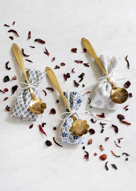 Send guests home with these gold tea spoons and individual looseleaf floral tea bags! This simple DIY favor is perfect for a baby shower, bridal shower or wedding! Around $1 each! #weddingfavors #showerfavors #diyfavors Tea Party Favor, Baby Shower Tea Party Favors, High Tea Party Favors, Tea Bag Favors, Fan Favors, Baby Shower Thank You Gifts, Tea Wedding Favors, Tea Favors, Diy Food Gifts