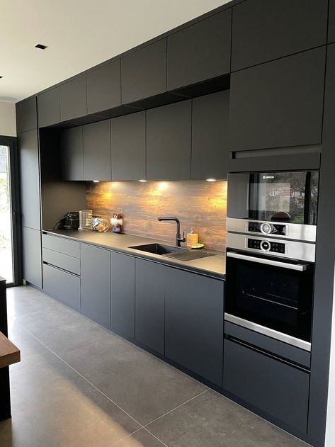 Kitchen Cabinet Colours, Anthracite Kitchen, Modern Kitchen Design Trends, Cabinet Colours, Modern Kitchen Cabinet, Gray Decor, Home Interior Design Ideas, Barn Kitchen, Loft Kitchen