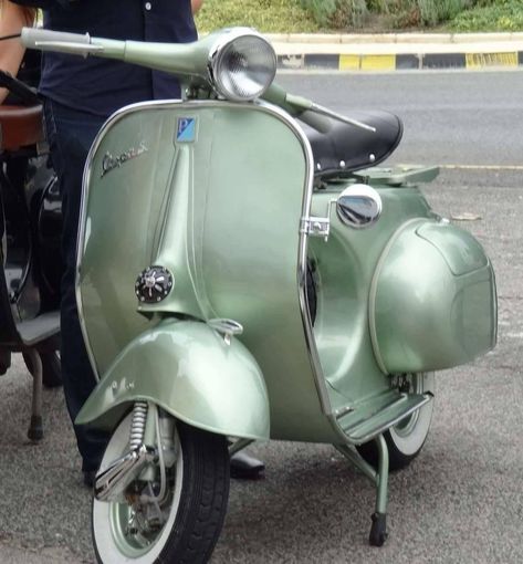 Clean lines, nice paint, lovely… Vespa Gts 125, Lambretta Vintage, Vespa Vbb, Vespa Vintage Italy, Classic Scooter, Vespa 150, Vespa Ape, Vespa 50, Vespa S