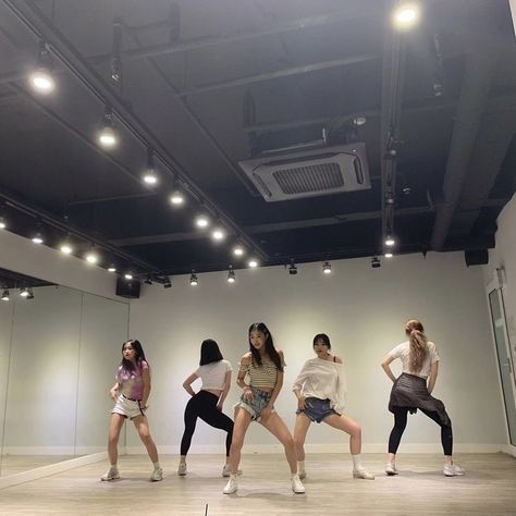 Yg Dance Practice Room, Blasting Music, Dancer Aesthetic, Dance Motivation, Idol Aesthetic, Plant Styling, Dancer Lifestyle, Aesthetic Dance, Dance Dreams