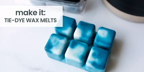 Learn how to make these colorful, tie-dye inspired marbled clamshell wax melts. Using soy pillar wax, teal dye block, and high tide fragrance oil Clamshell Wax Melts, Diy Candle Wax Melts, Diy Natural Candles, Liquid Candle, Diy Candles Easy, Diy Wax Melts, Candle Tutorial, Diy Ombre, Candle Dye