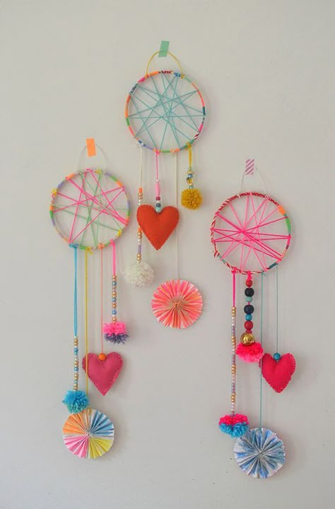 these dreamcatchers were made by 5-7yr olds in art camp #craftinghappiness Dreamcatcher Diy, Atrapasueños Diy, Dream Catcher Diy, Craft Club, Craft Projects For Kids, Camping Crafts, Camping Art, Crafts For Girls, Childrens Crafts