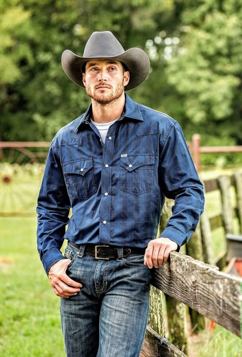 hot cowboy by fence Cowboy Clothes For Men, Hot Cowboy, Country Man, Cowboy Images, Handsome Men Quotes, Cowboys Men, Handsome Arab Men, Cowboy Up, Cowboy Outfits