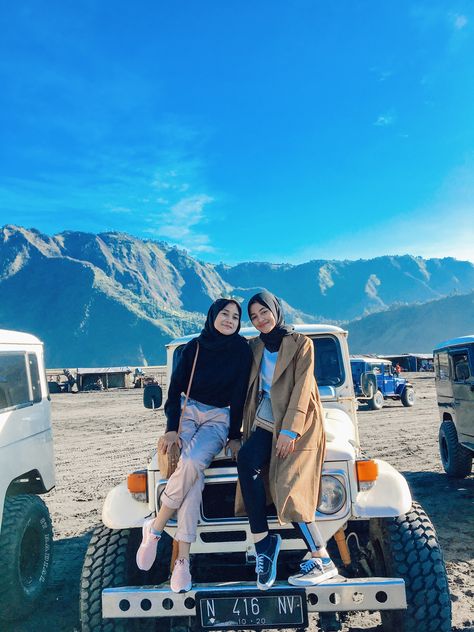 style hijab mountain Hijab Mountain Outfit, Outfit Bromo Mountain, Outfit Gunung Bromo, Ootd Bromo Mountain, Bromo Outfit Ideas, Ootd Bromo Hijab, Hijab Outfit Summer, Style Hijab Simple, Mountain Fashion