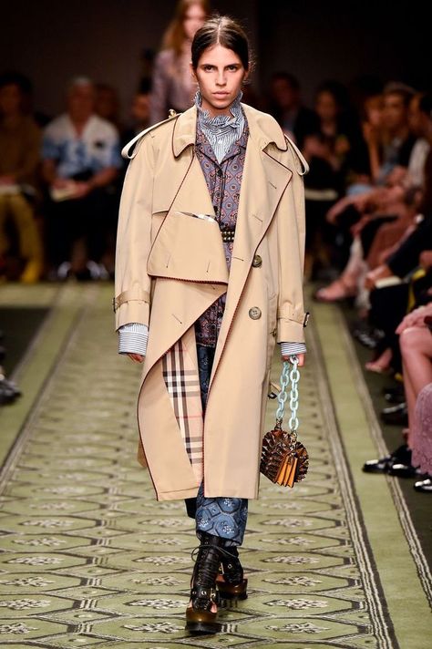 Autumn/Winter 2017. Christopher bailey transformed the iconic Burberry trench coat into superharged designs. With the muted skin tones this coat embodies classic simplicity, but with nova check pattern this trench coat helps it stand out from the cowd. However Christopher Bailey modernised this design with different shillouetes and additions like zips and buckles. Trench Coat Mafia, Burberry Runway, Trench Coat Burberry, Fashion Communication, Christopher Bailey, Burberry Trench, Trench Coat Style, Burberry Trench Coat, Fashion Forecasting