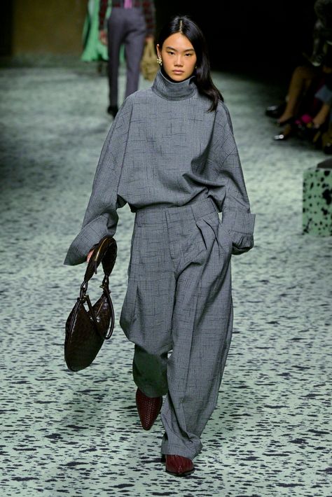 Bottega Veneta Fall 2023, Elevated Chic Outfits, Fall 2025 Outfits, Runway 2024 Fall Winter, Fall Uni Outfits, Unisex Outfits Aesthetic, Trendy Outfits For Fall 2023, Bottega Aesthetic, Brutalism Fashion