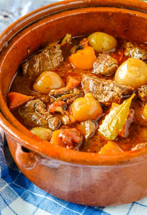 beef stifado in pot Beef Stifado, Greek Beef, Stewing Steak, Beef Ideas, Bulgar Wheat, Stew Beef, African Foods, Greek Dinners, Lamb Stew