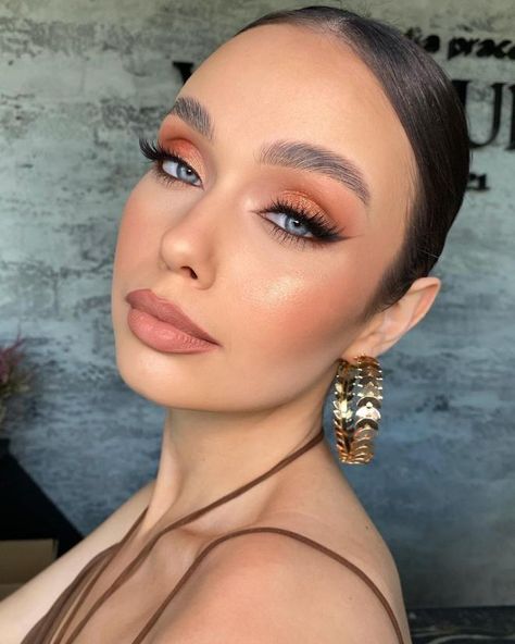 Own the Winter Weather by Sporting Apricot Crush Colored Makeup Looks Golden Peach Makeup, Peach Bridal Makeup, Glam Winter Makeup, Peach Makeup Look, Trucco Glam, Winter Makeup Looks, Makeup Looks Winter, Peach Eye Makeup, Makeup Ojos