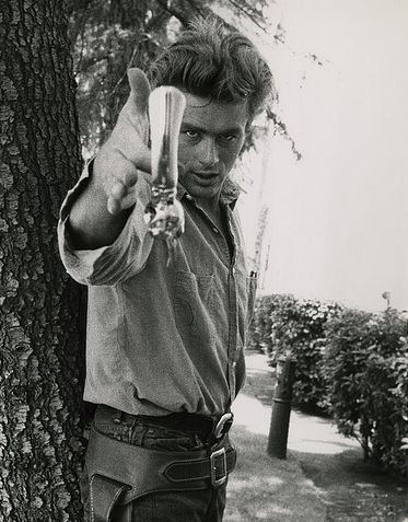 Jimmy's got a gun James Dean Photos, Pier Paolo Pasolini, Hollywood Vintage, Jimmy Dean, Vintage Stars, East Of Eden, Actor James, Septième Art, Marlon Brando