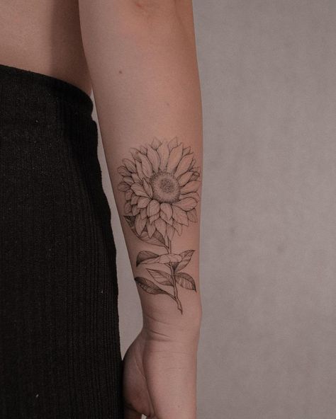 Sunflower Fine Line Tattoo, Fineline Sunflower Tattoo, Sunflower Sleeve Tattoo, Fine Line Sunflower Tattoo, Line Tattoo Arm, Delicate Feminine Tattoos, Delicate Flower Tattoo, Fine Line Tattoo Ideas, Flowers Tattoos